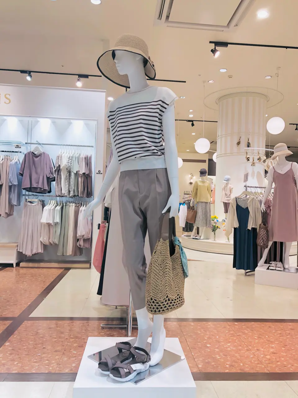 ANY SIS スタッフ コーディネート画像