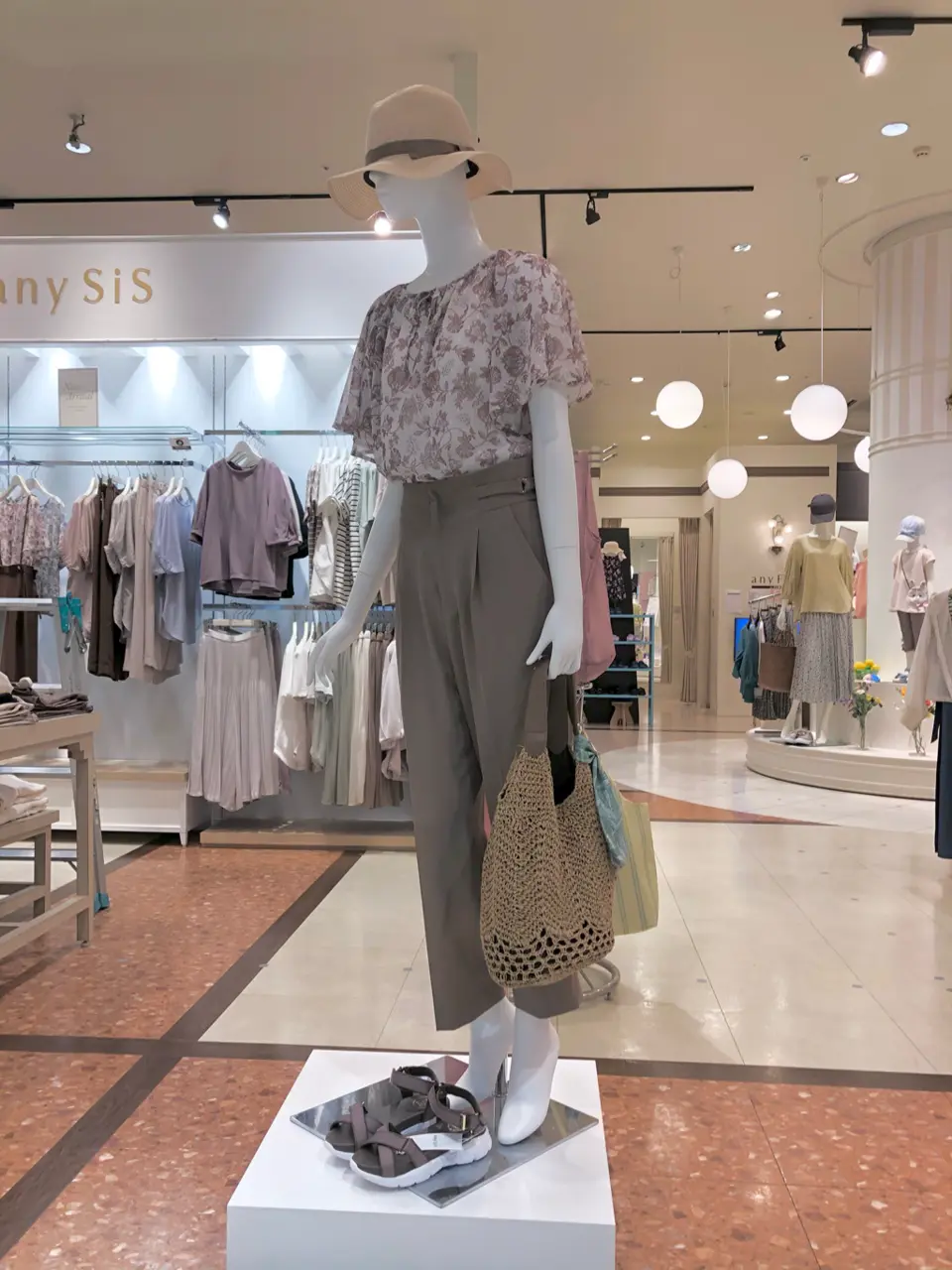 ANY SIS スタッフ コーディネート画像