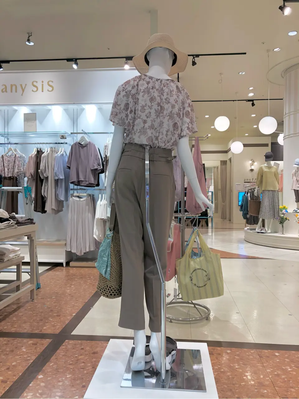 ANY SIS スタッフ コーディネート画像