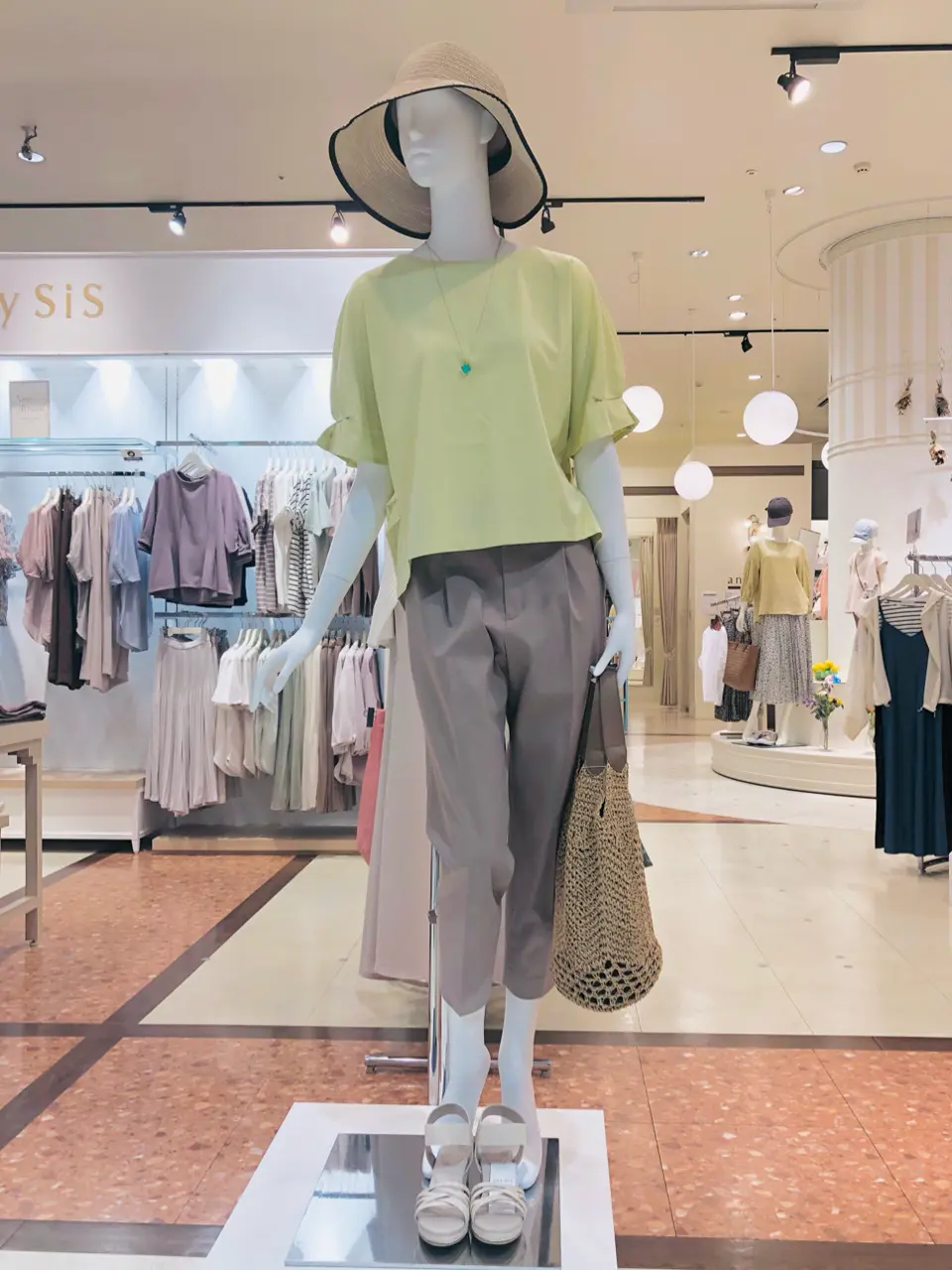 ANY SIS スタッフ コーディネート画像