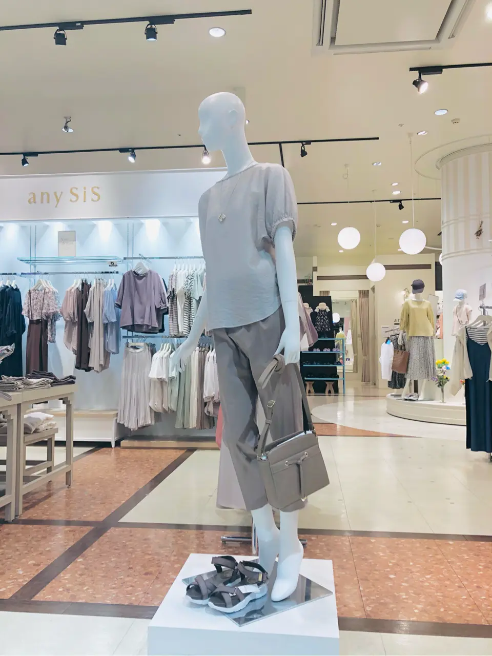 ANY SIS スタッフ コーディネート画像