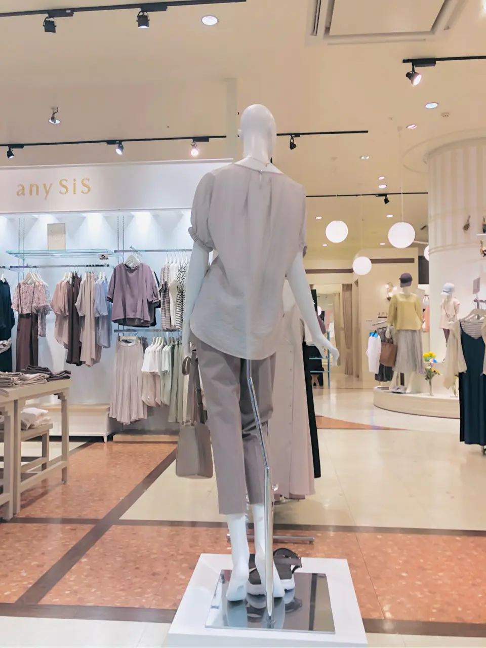 ANY SIS スタッフ コーディネート画像