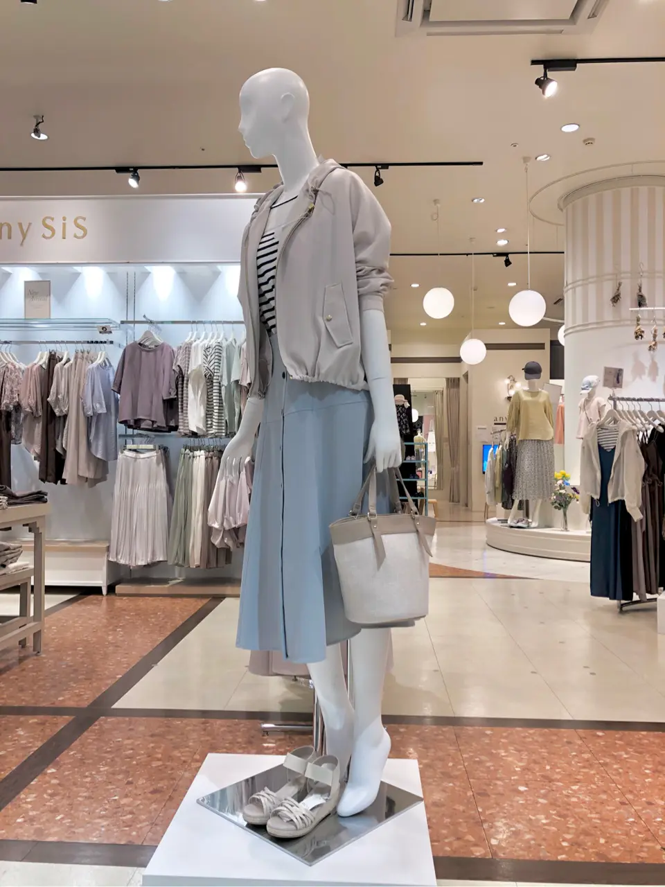 ANY SIS スタッフ コーディネート画像