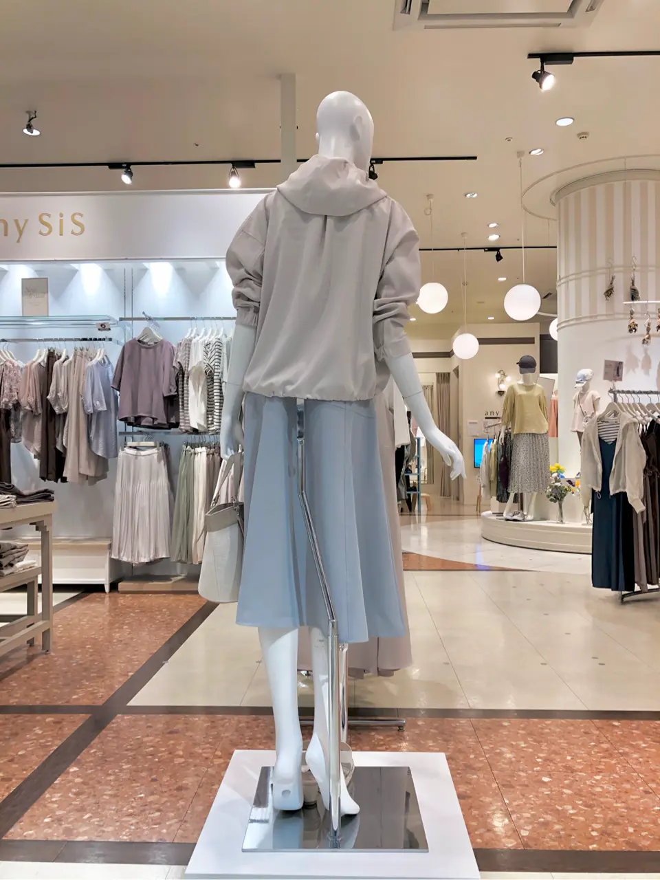 ANY SIS スタッフ コーディネート画像