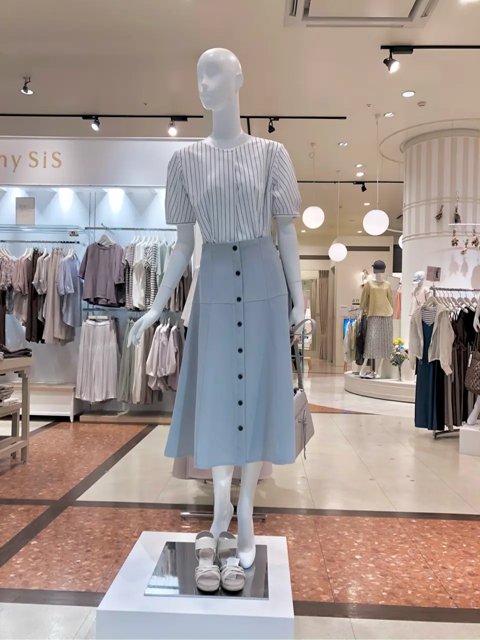 ANY SIS スタッフ コーディネート画像