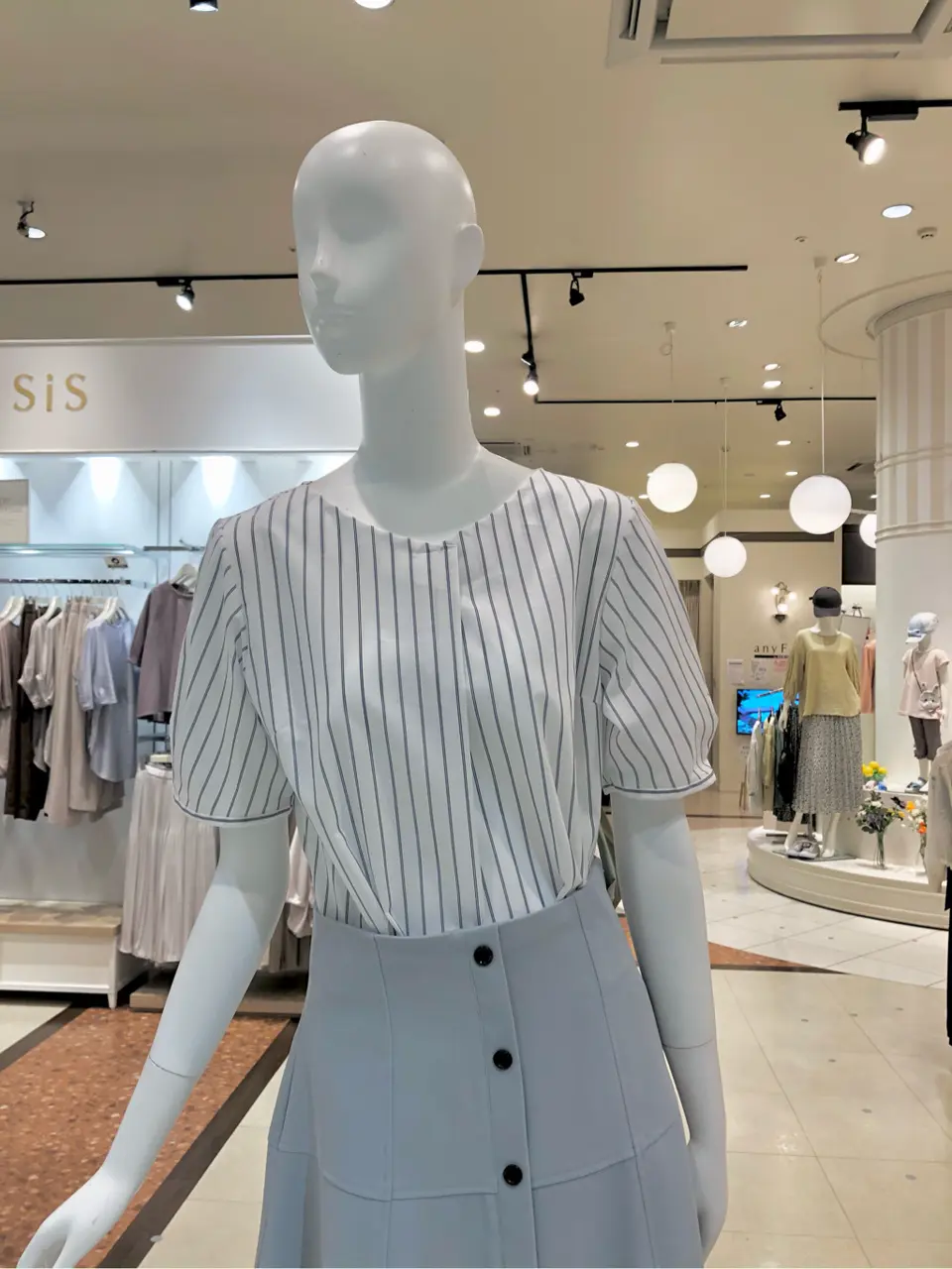 ANY SIS スタッフ コーディネート画像