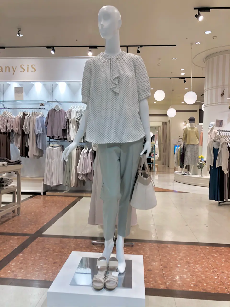 ANY SIS スタッフ コーディネート画像