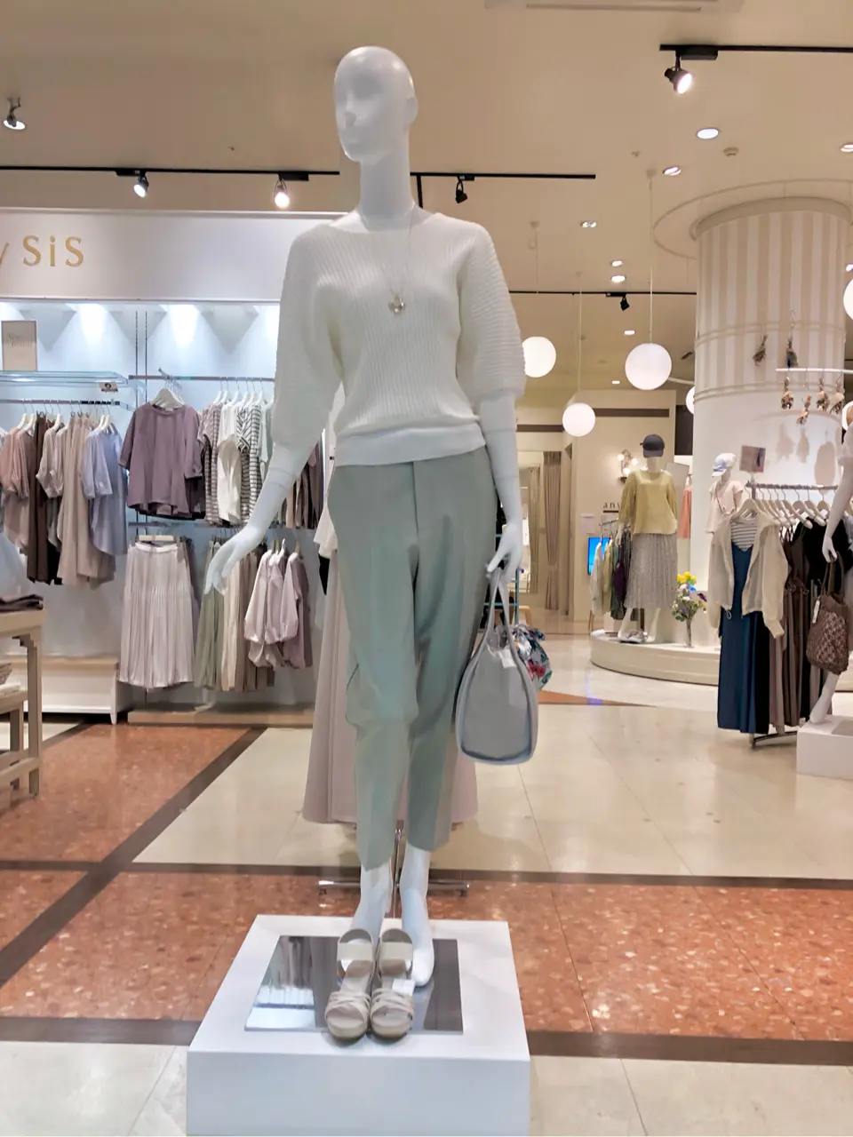 ANY SIS スタッフ コーディネート画像