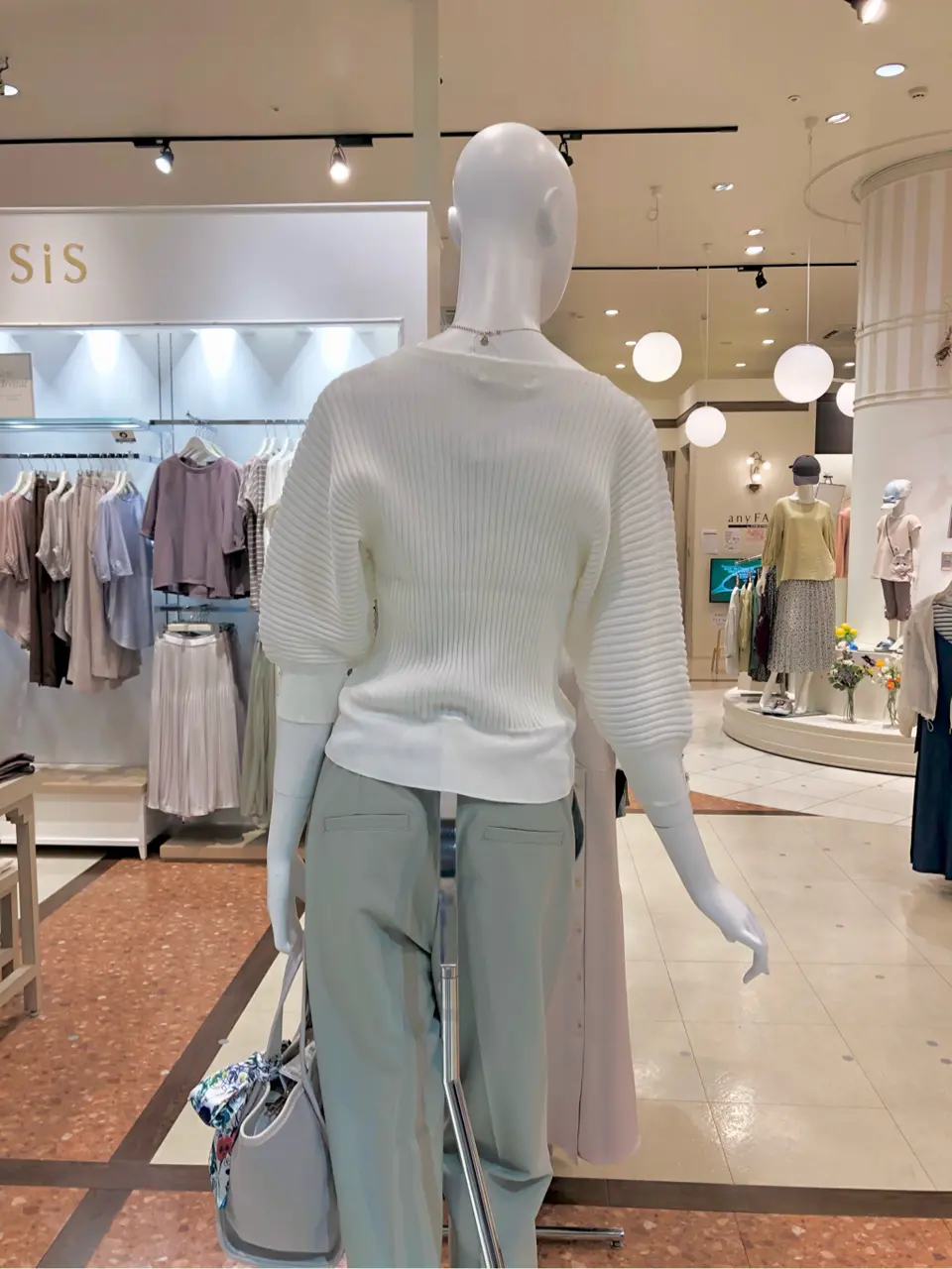 ANY SIS スタッフ コーディネート画像