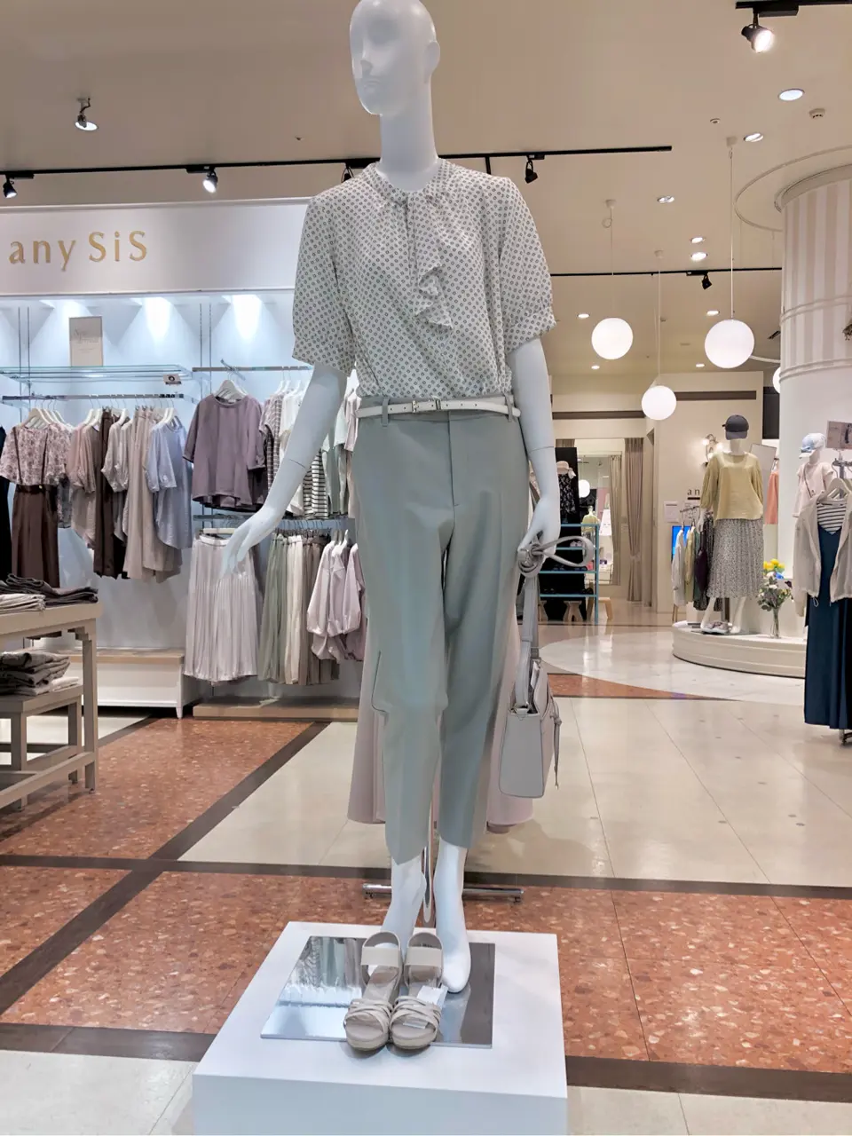 ANY SIS スタッフ コーディネート画像