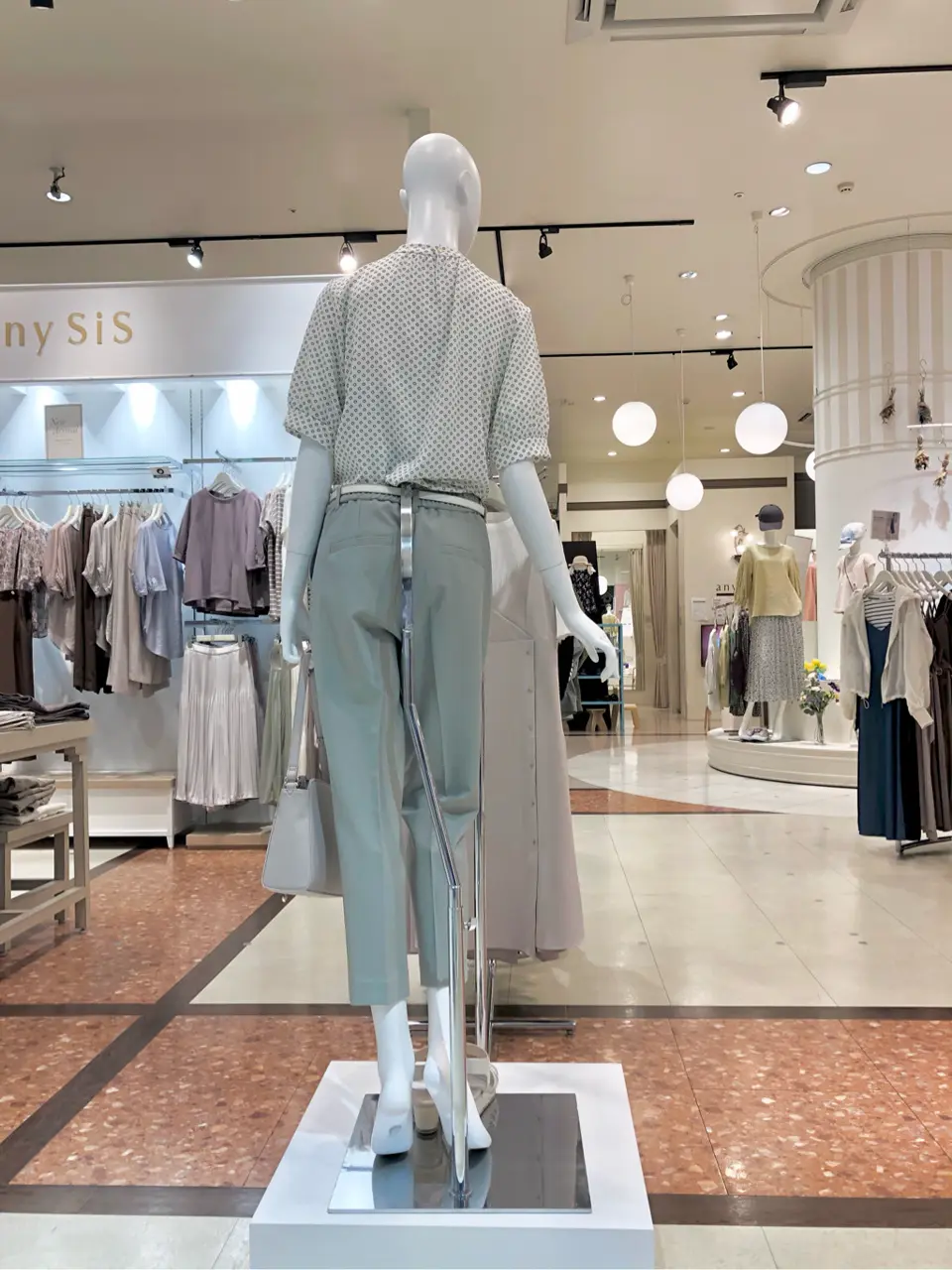 ANY SIS スタッフ コーディネート画像