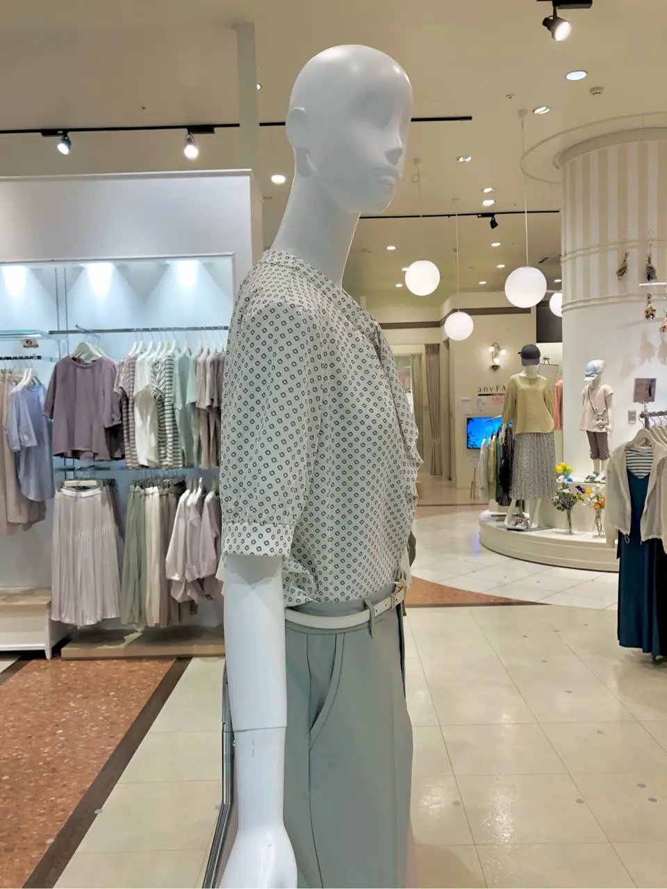 ANY SIS スタッフ コーディネート画像