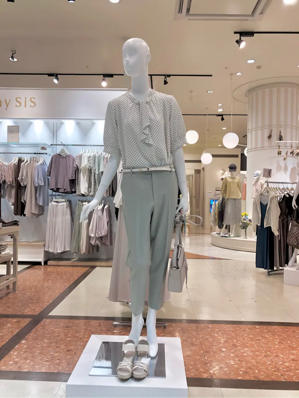 ANY SIS スタッフ コーディネート画像