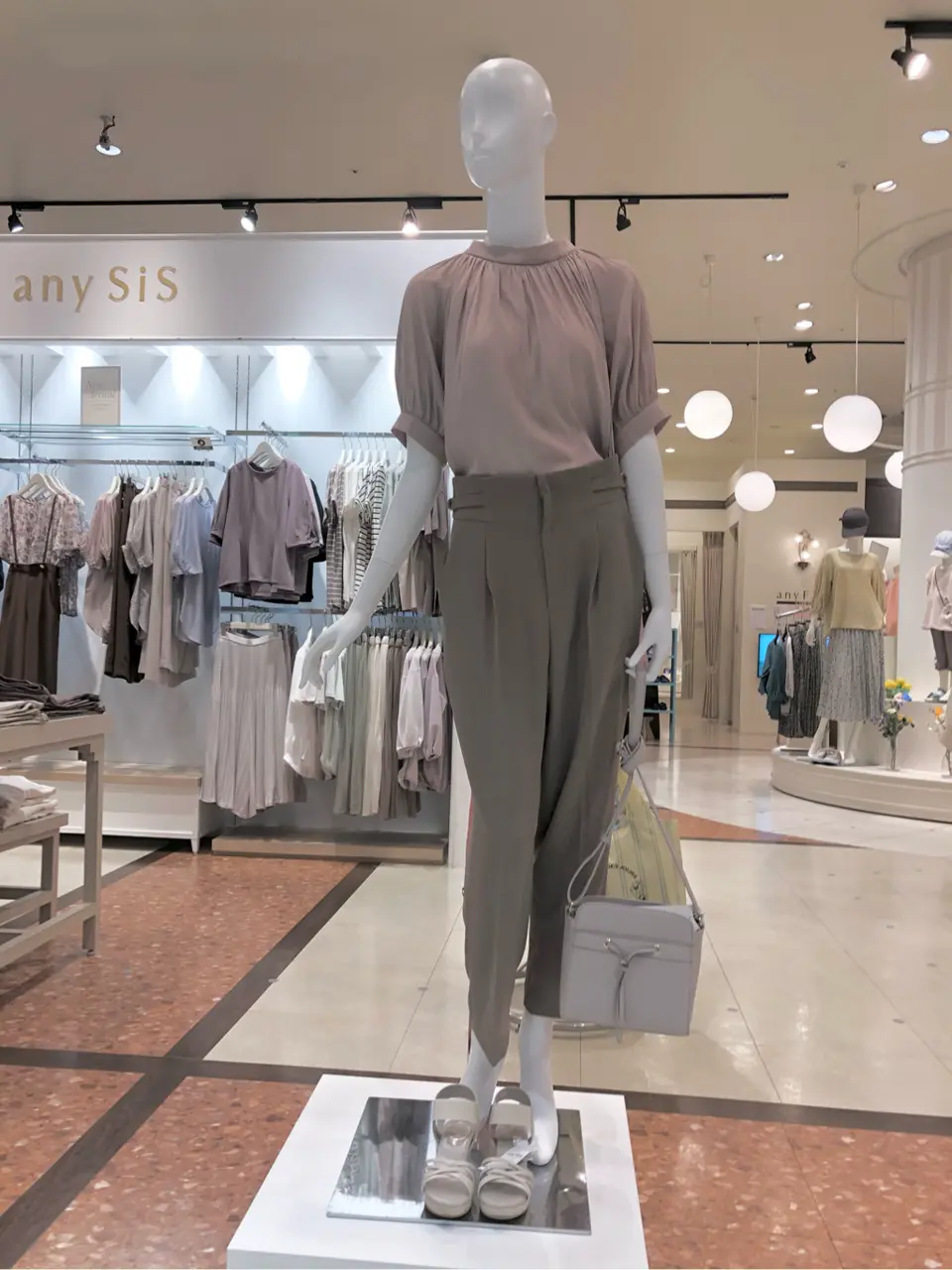 ANY SIS スタッフ コーディネート画像