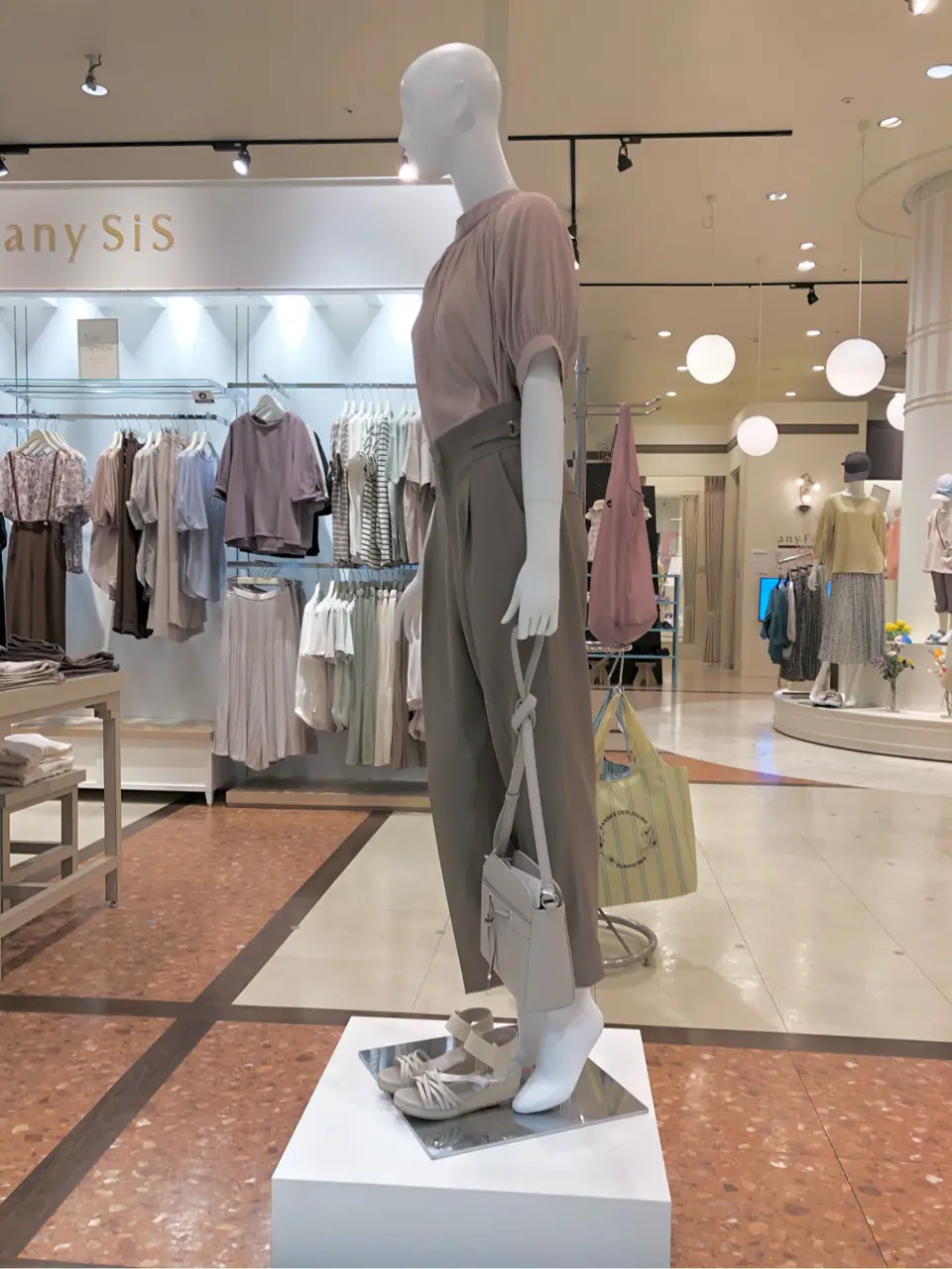 ANY SIS スタッフ コーディネート画像