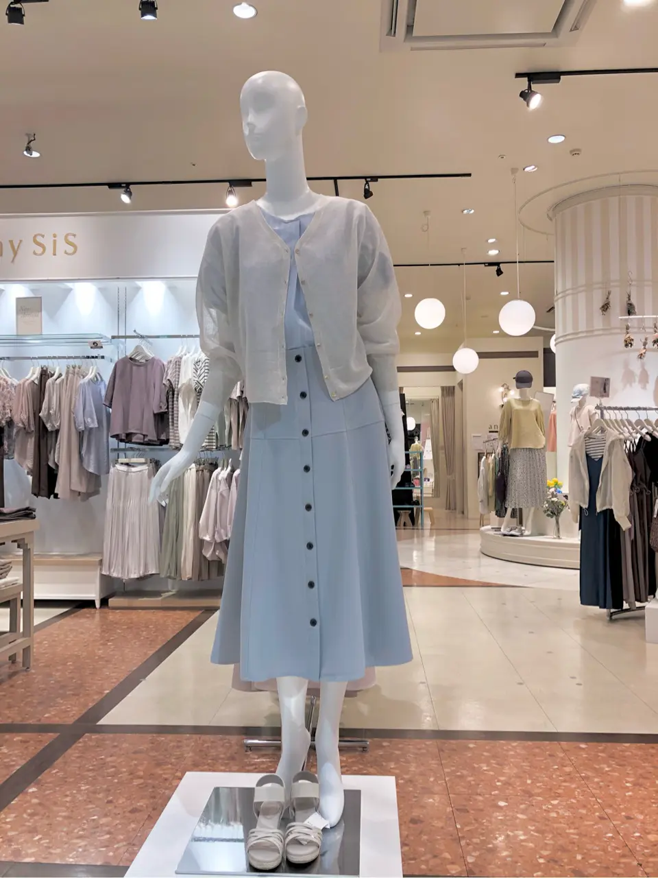 ANY SIS スタッフ コーディネート画像