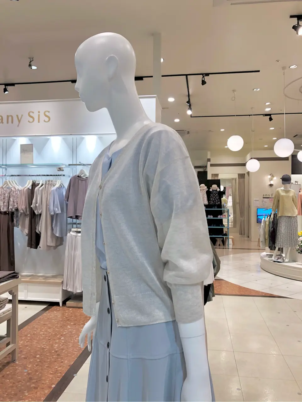 ANY SIS スタッフ コーディネート画像