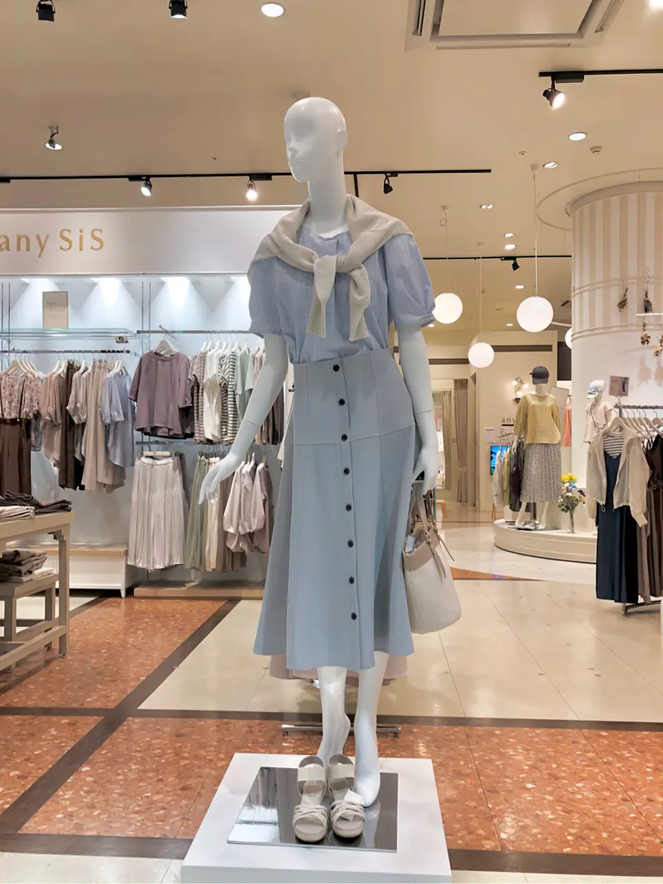 ANY SIS スタッフ コーディネート画像