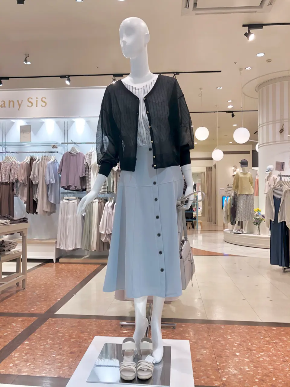 ANY SIS スタッフ コーディネート画像