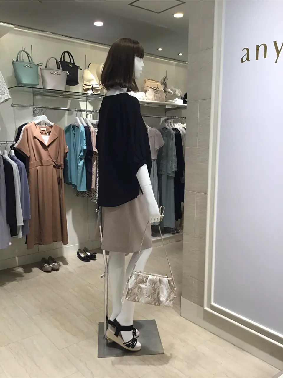 ANY SIS スタッフ コーディネート画像