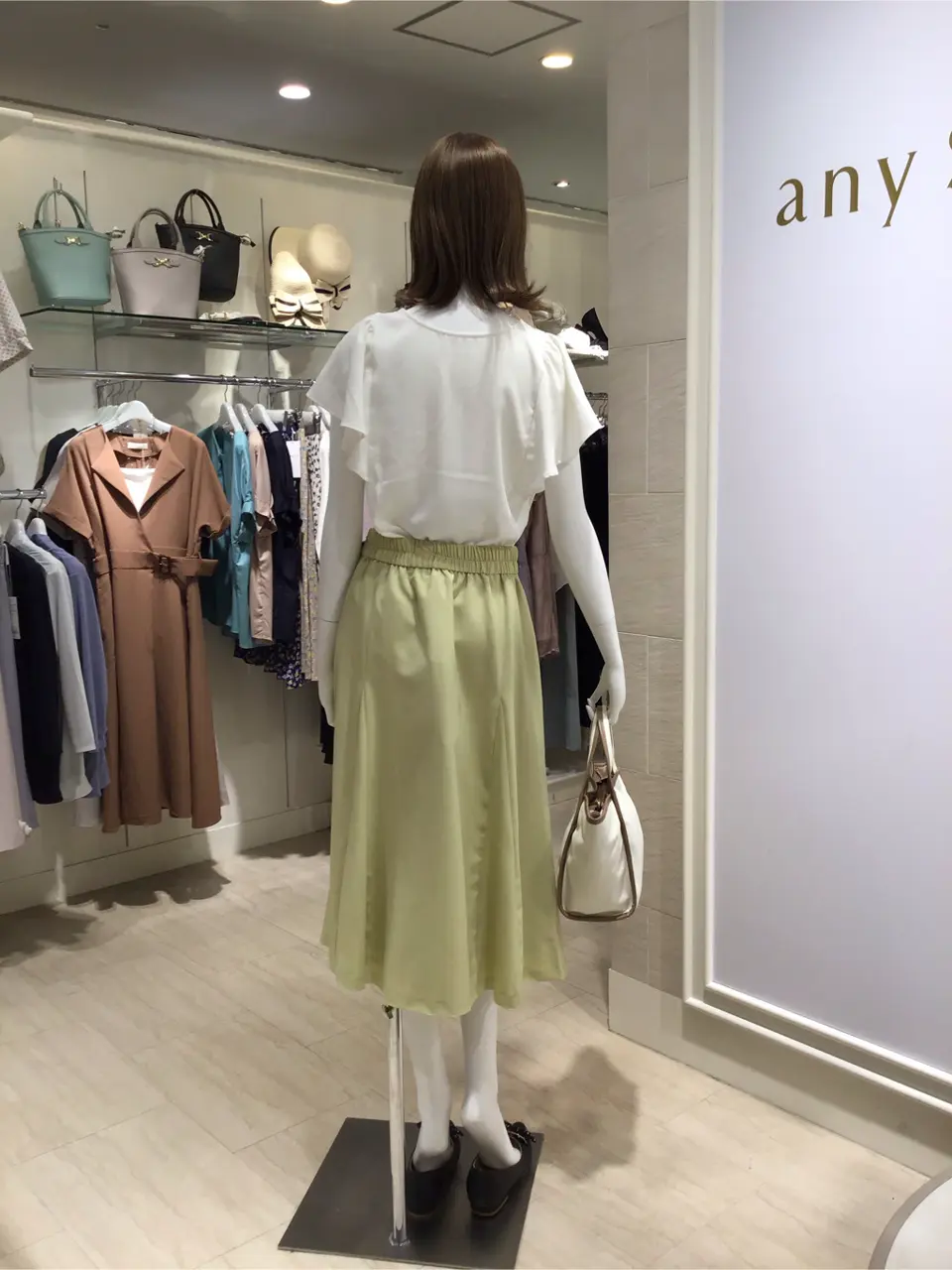 ANY SIS スタッフ コーディネート画像