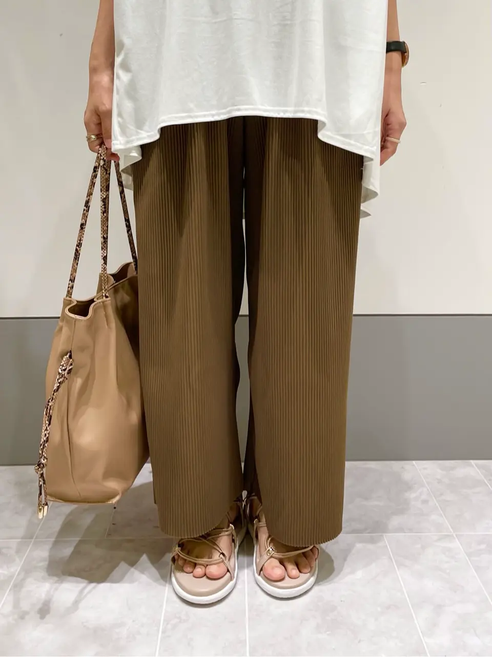 ANY SIS スタッフ コーディネート画像