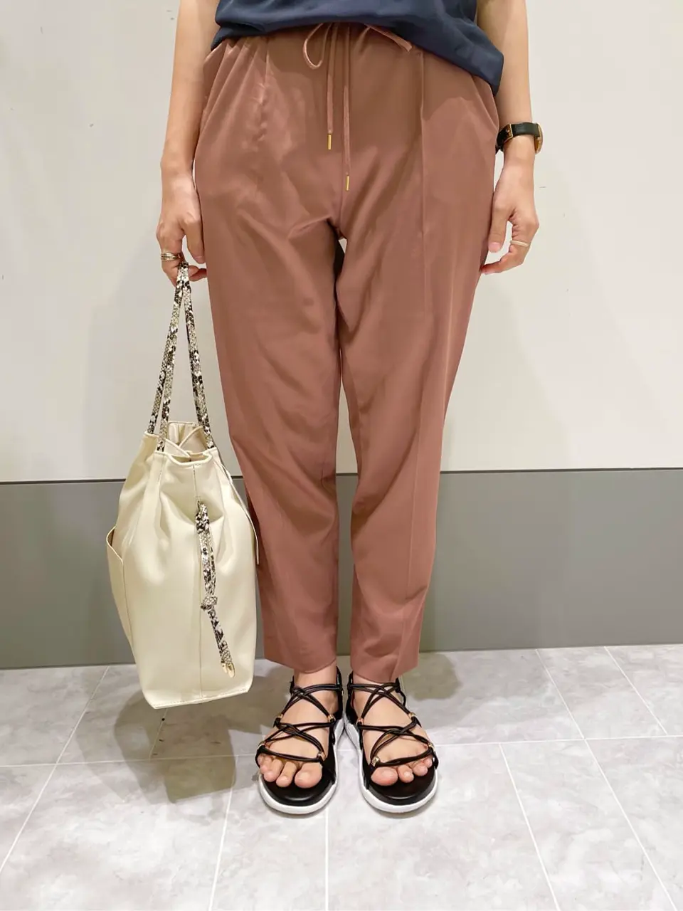 ANY SIS スタッフ コーディネート画像