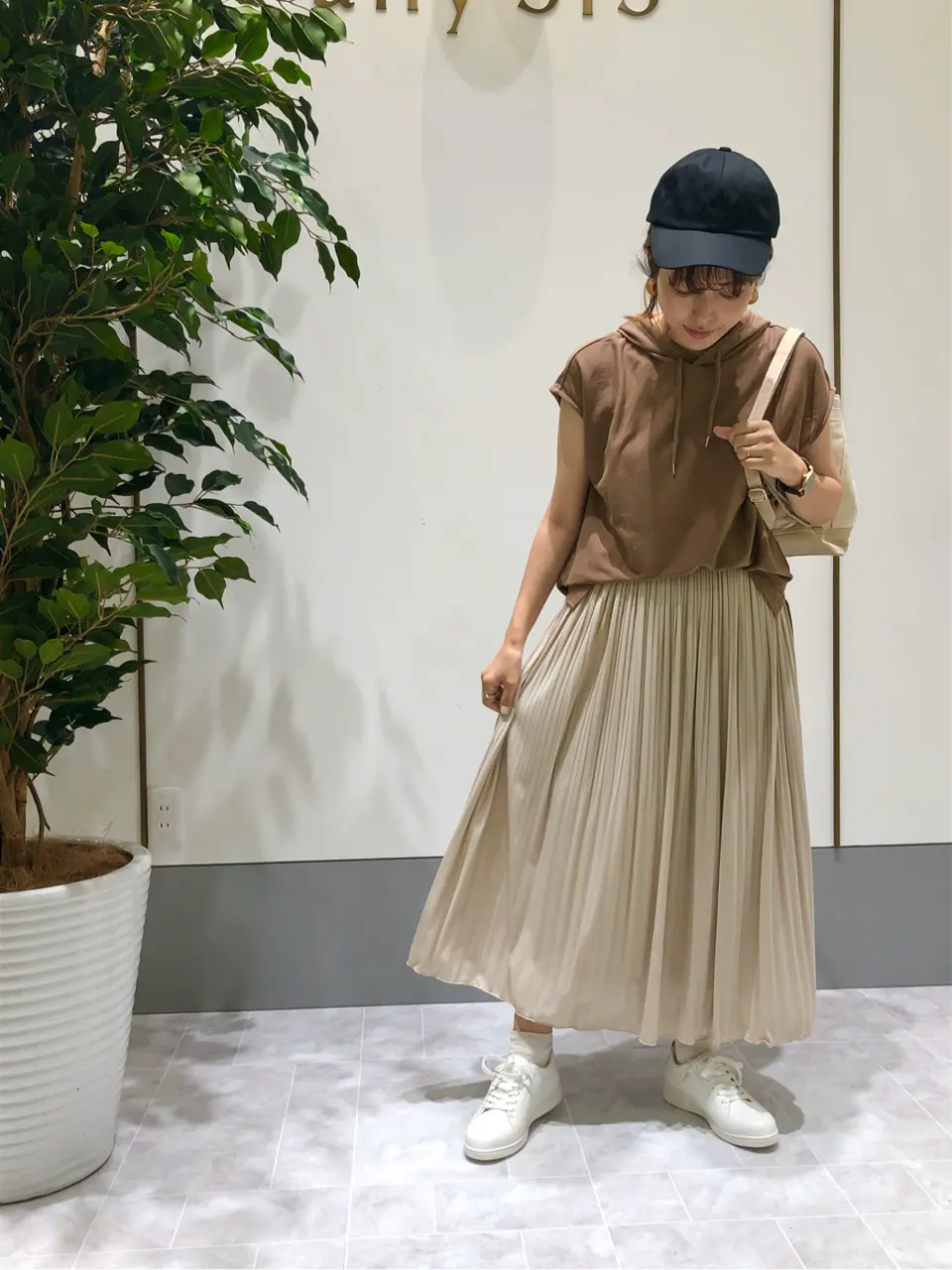 ANY SIS スタッフ コーディネート画像