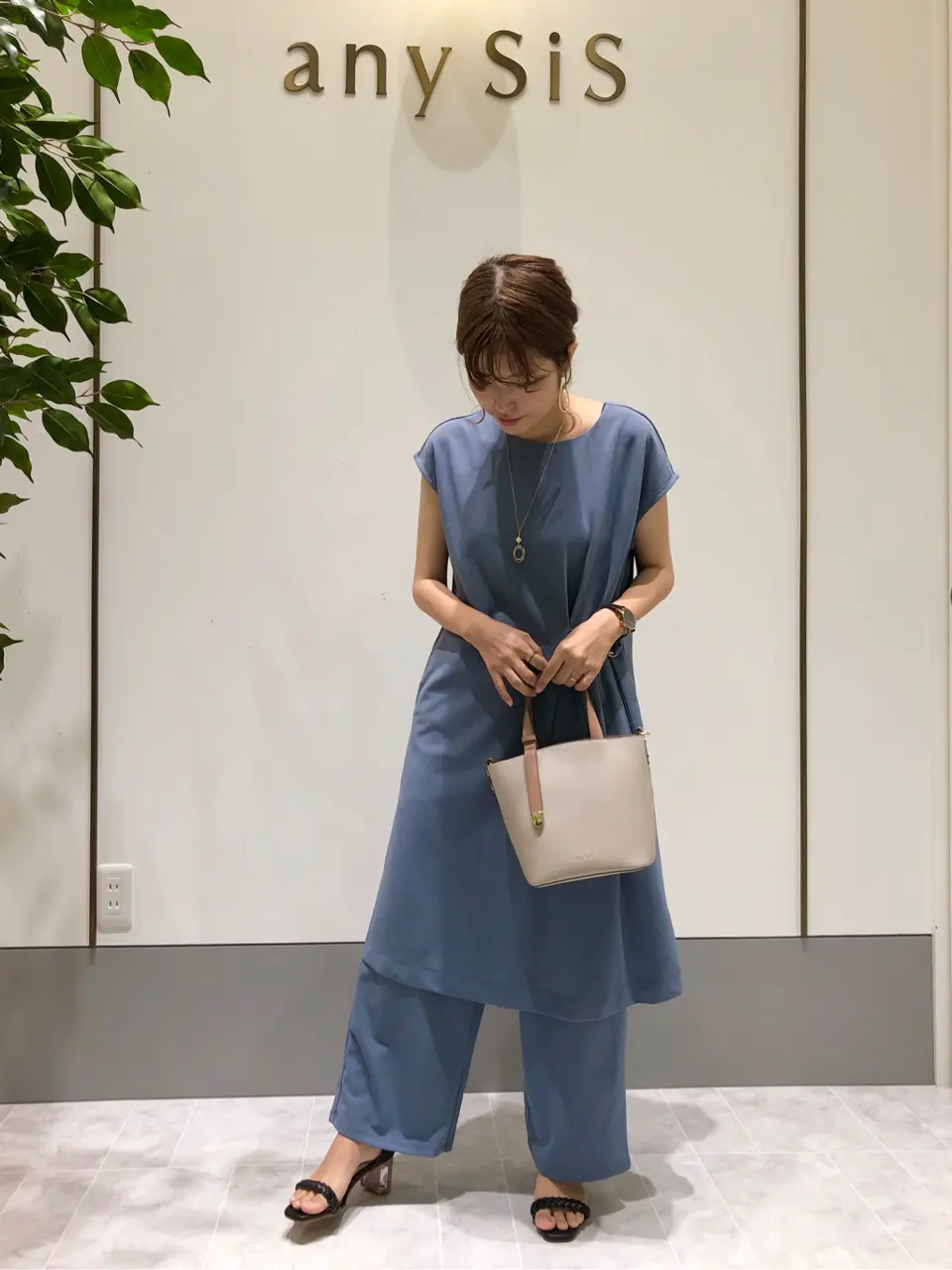 ANY SIS スタッフ コーディネート画像