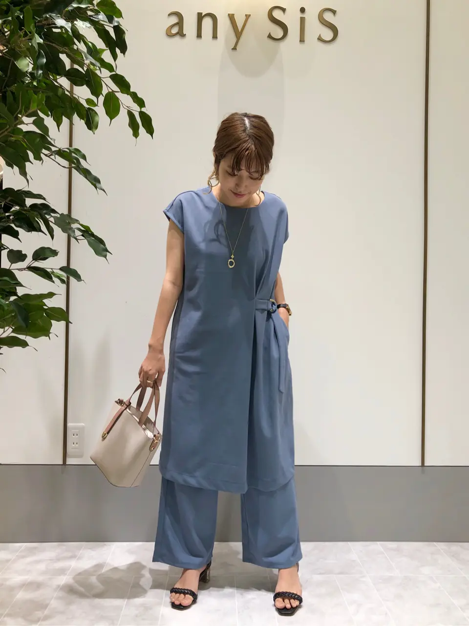 ANY SIS スタッフ コーディネート画像