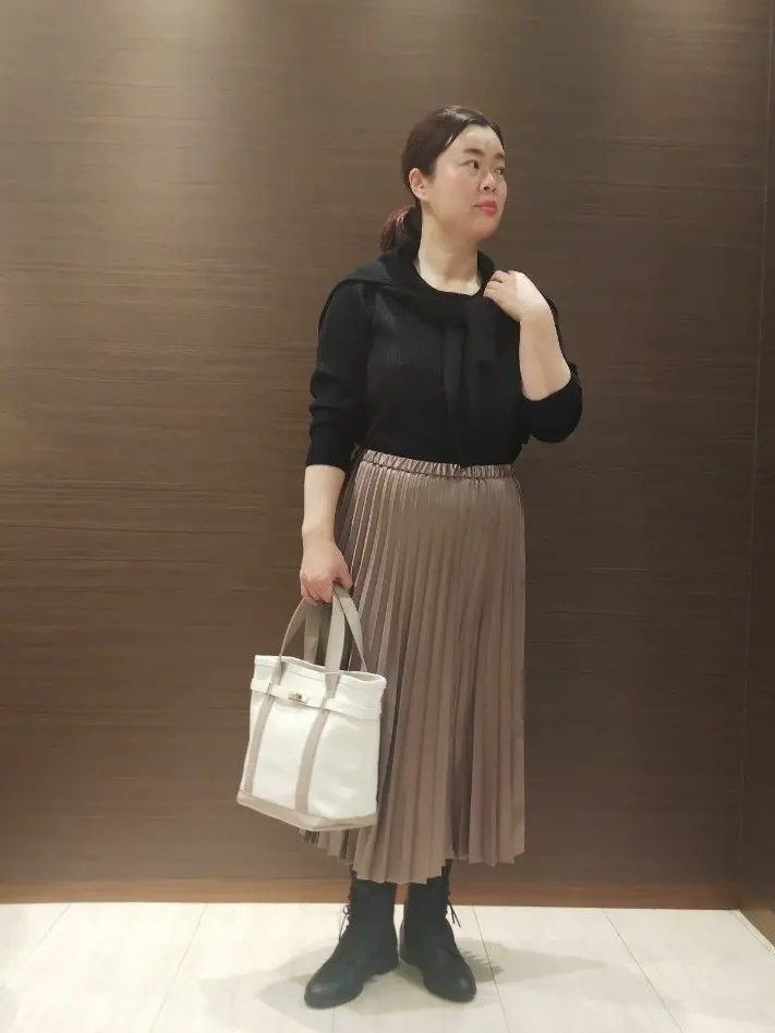  スタッフn コーディネート画像