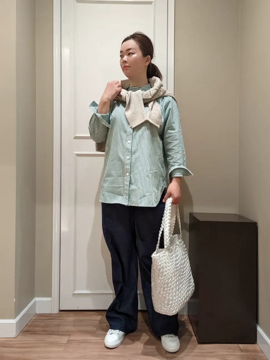  スタッフn コーディネート画像