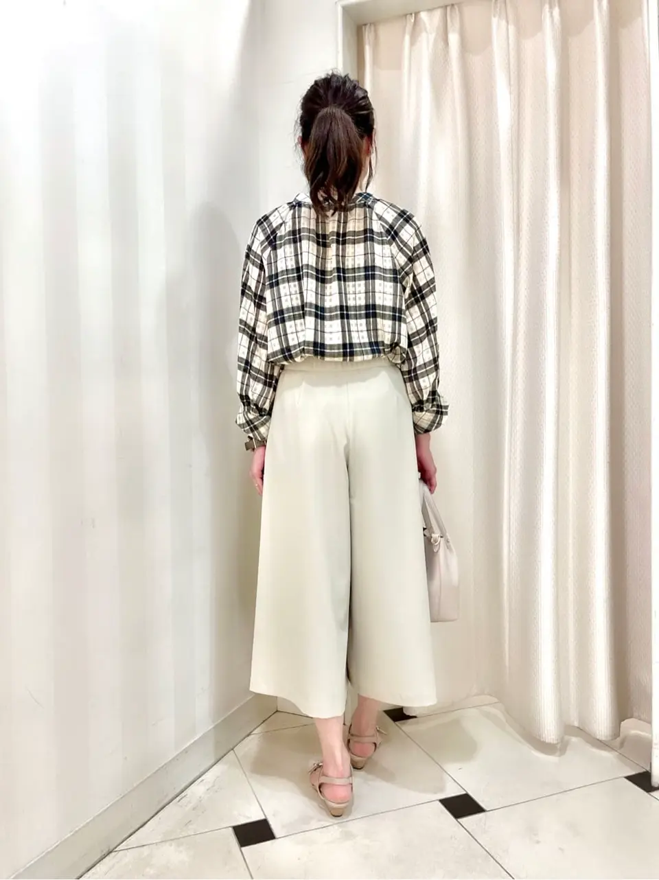 組曲 金井 コーディネート画像