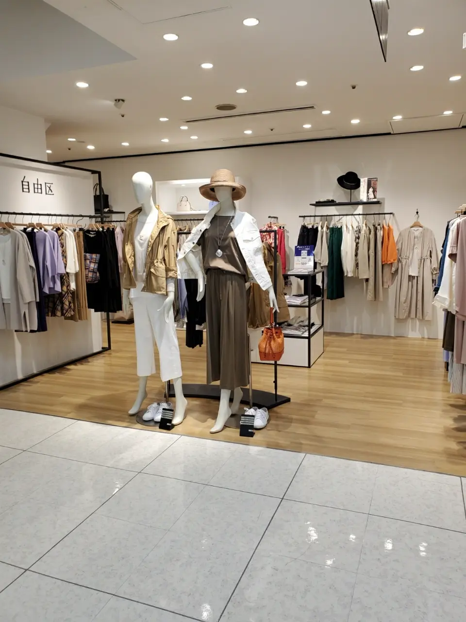 自由区 eri コーディネート画像