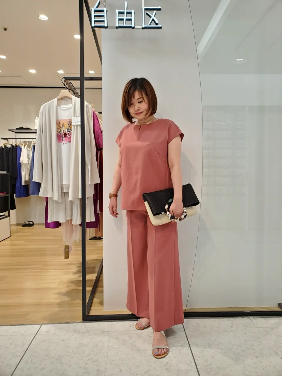 自由区 eri コーディネート画像