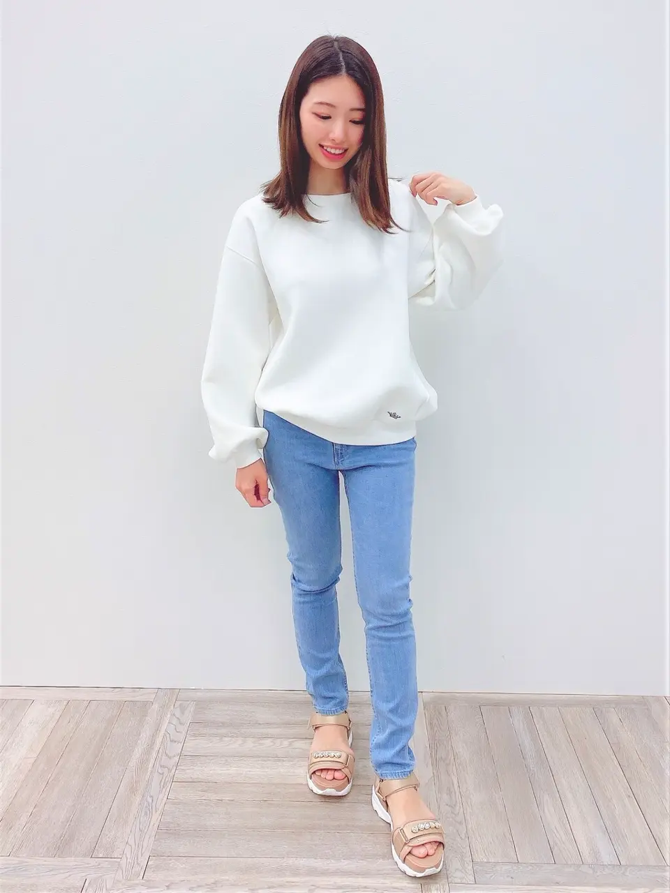  スタッフ akari コーディネート画像