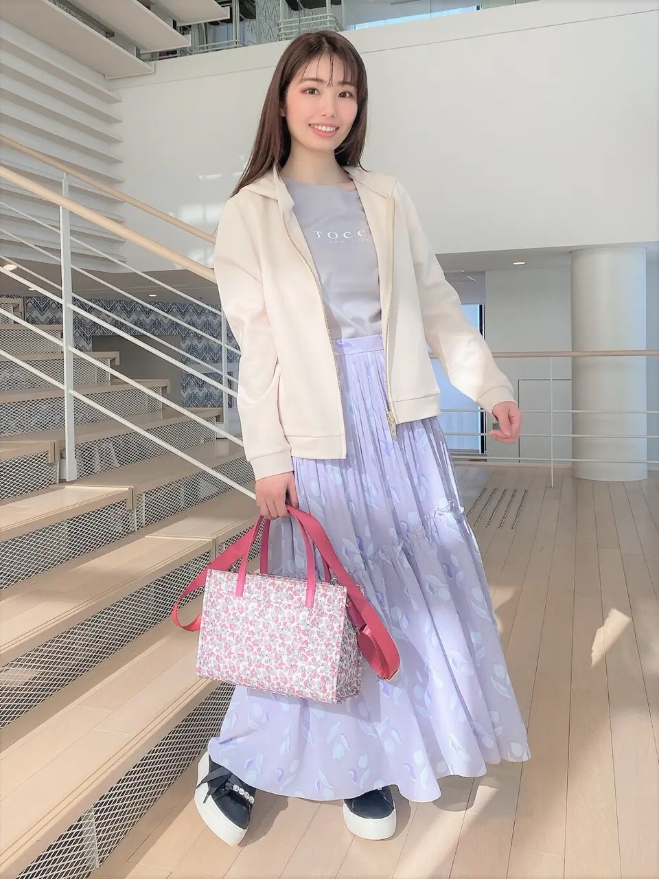  スタッフ akari コーディネート画像