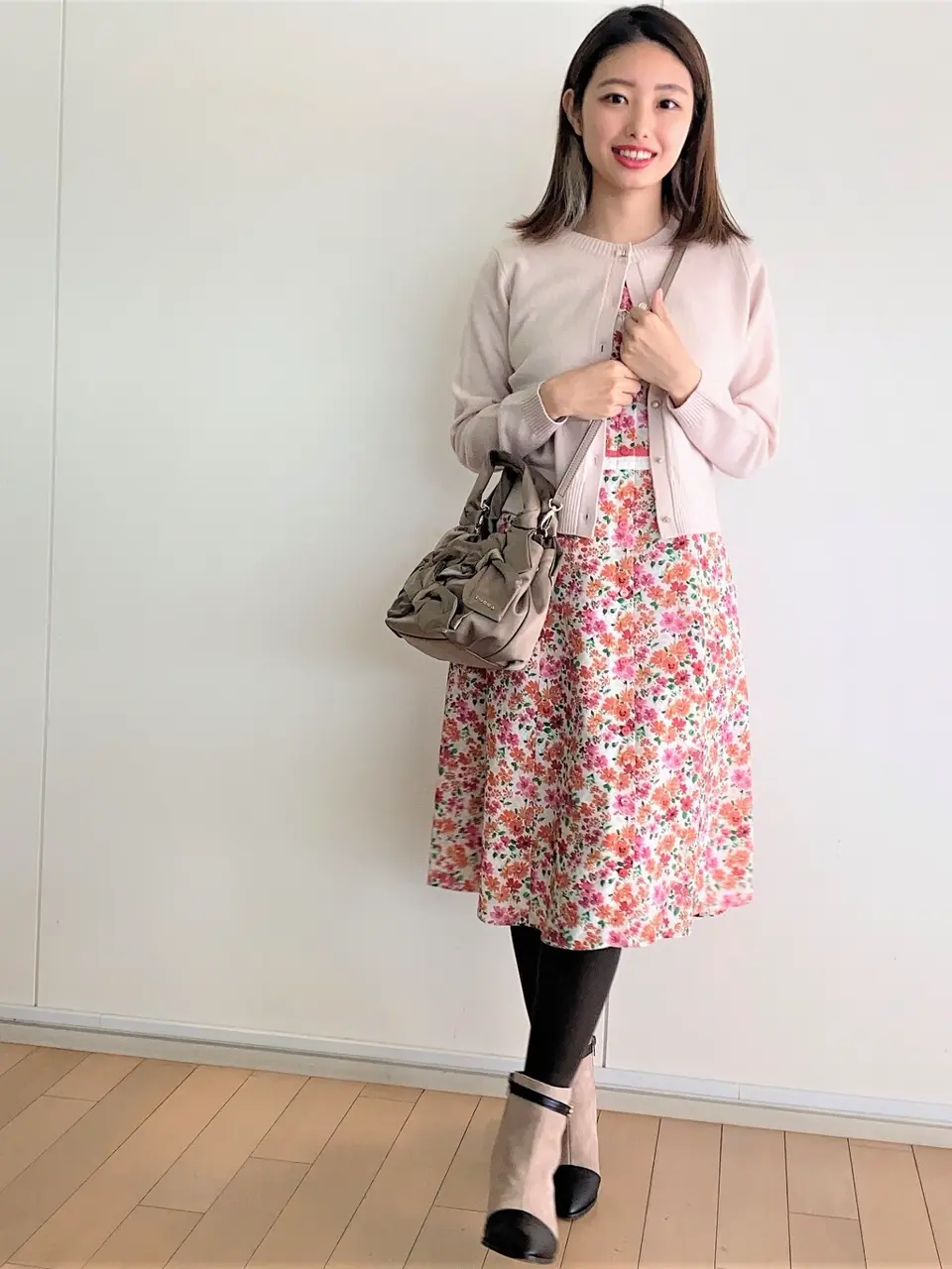  スタッフ akari コーディネート画像