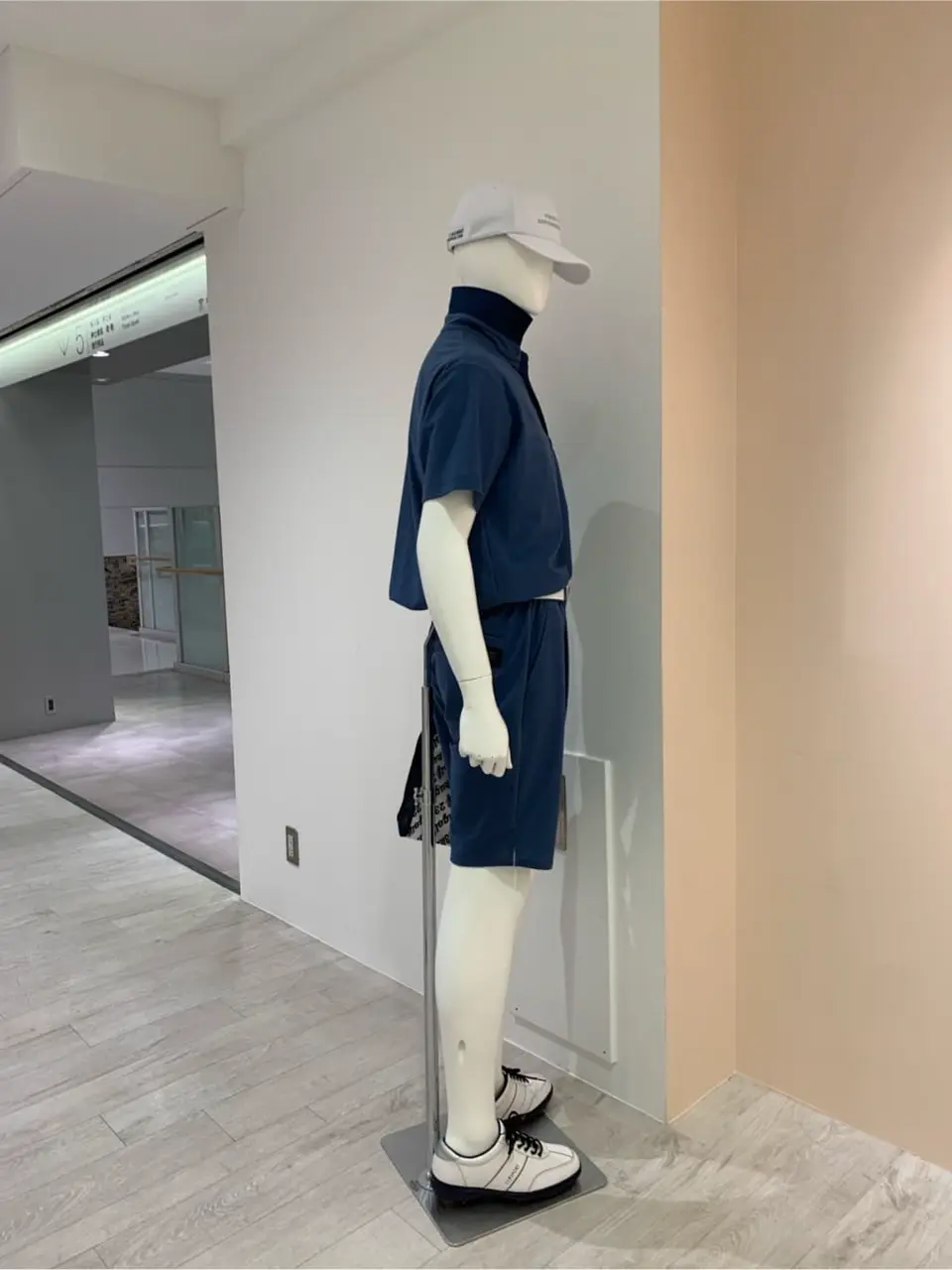 23区GOLF 松屋スタッフ コーディネート画像