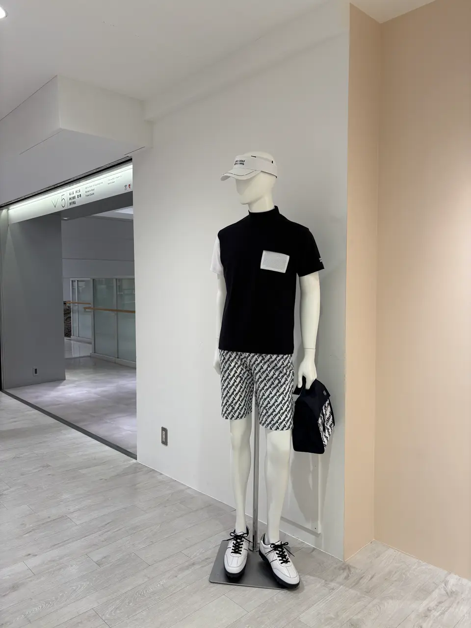 23区GOLF 松屋スタッフ コーディネート画像