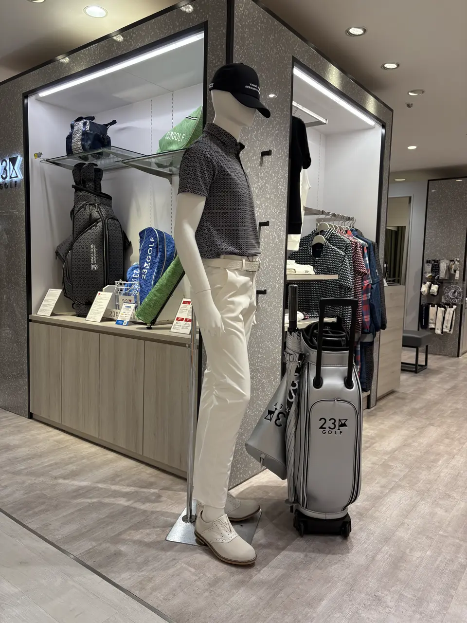 23区GOLF 松屋スタッフ コーディネート画像