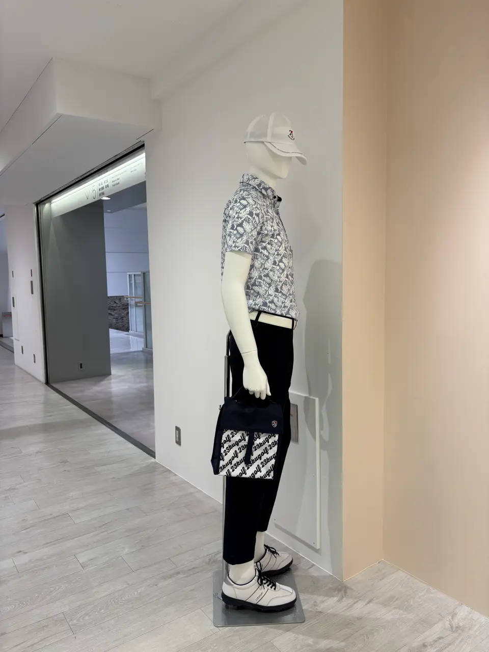 23区GOLF 松屋スタッフ コーディネート画像