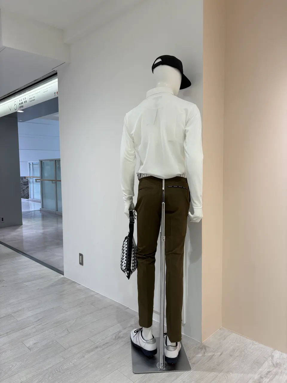 23区GOLF 松屋スタッフ コーディネート画像