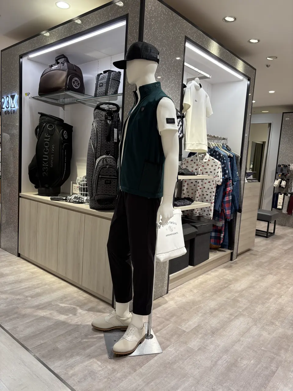 23区GOLF 松屋スタッフ コーディネート画像