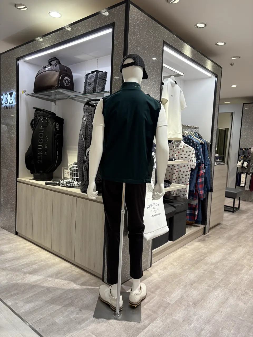 23区GOLF 松屋スタッフ コーディネート画像