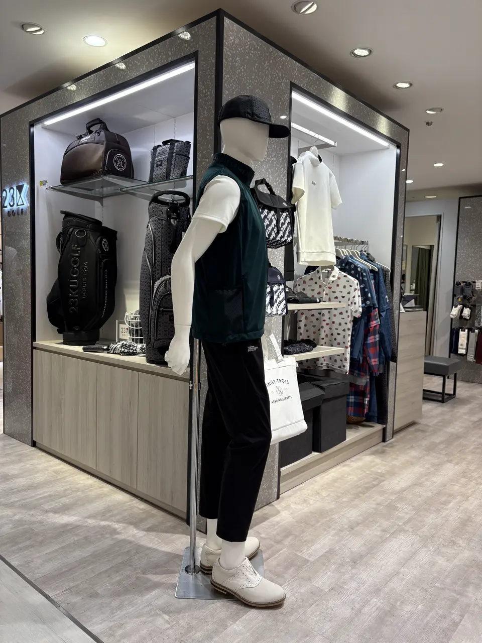 23区GOLF 松屋スタッフ コーディネート画像