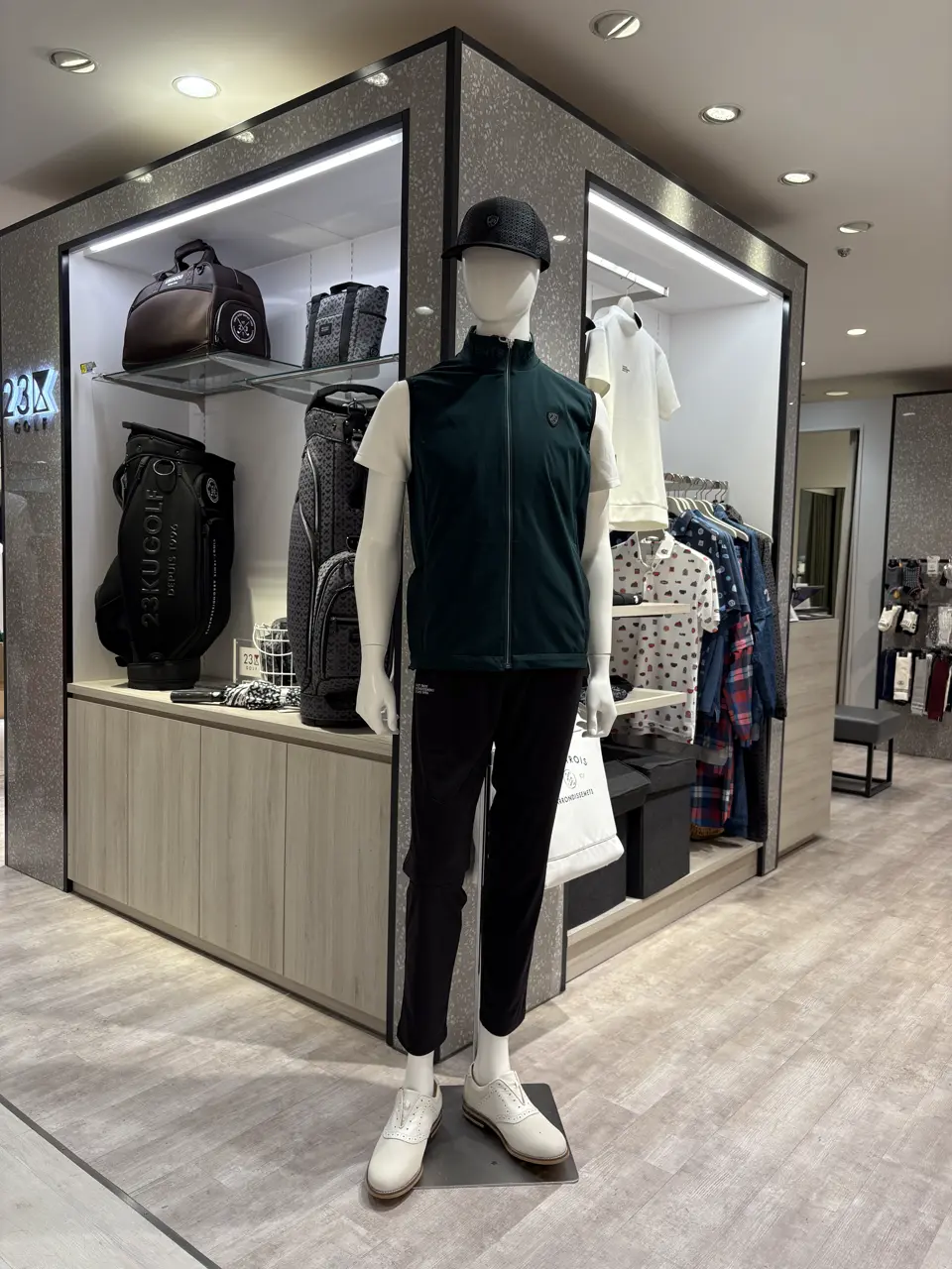 23区GOLF 松屋スタッフ コーディネート画像