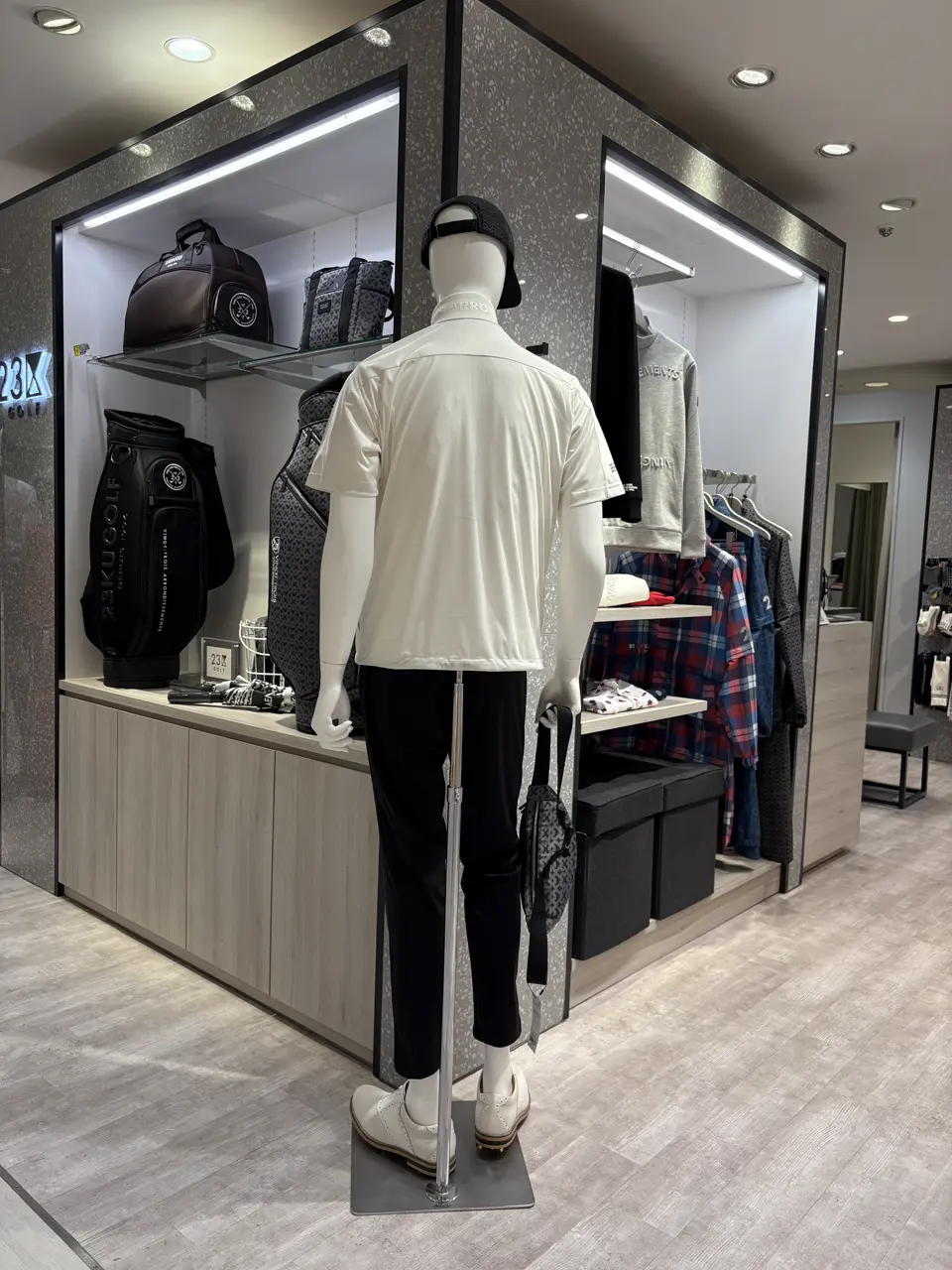 23区GOLF 松屋スタッフ コーディネート画像