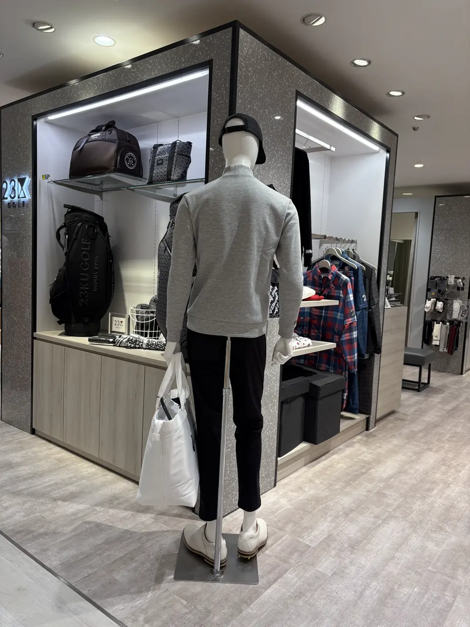 23区GOLF 松屋スタッフ コーディネート画像