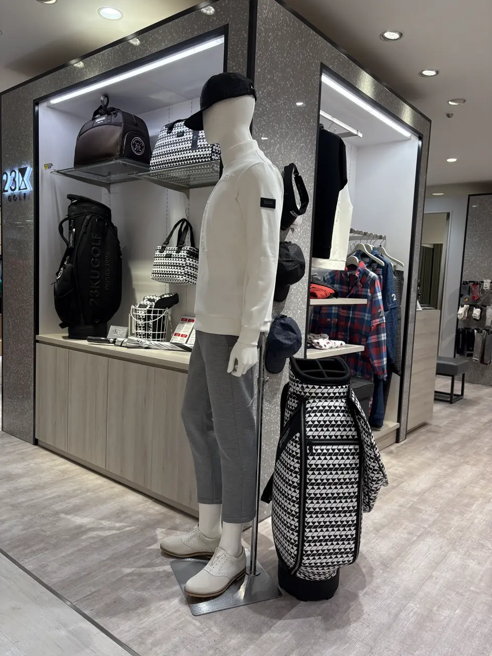 23区GOLF 松屋スタッフ コーディネート画像